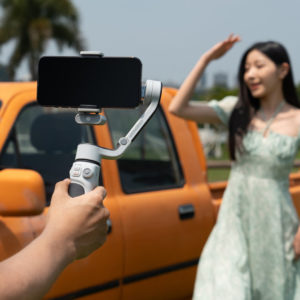 ZHIYUN CQ5: smartphone stabilizer with AI and Voice Control