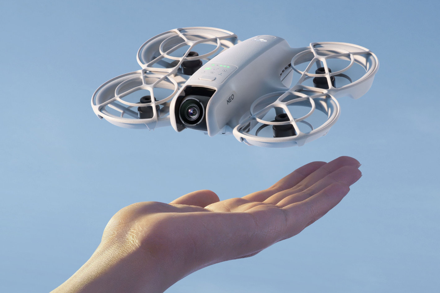 DJI Neo: a palm-sized drone for vlogs controlled by voice