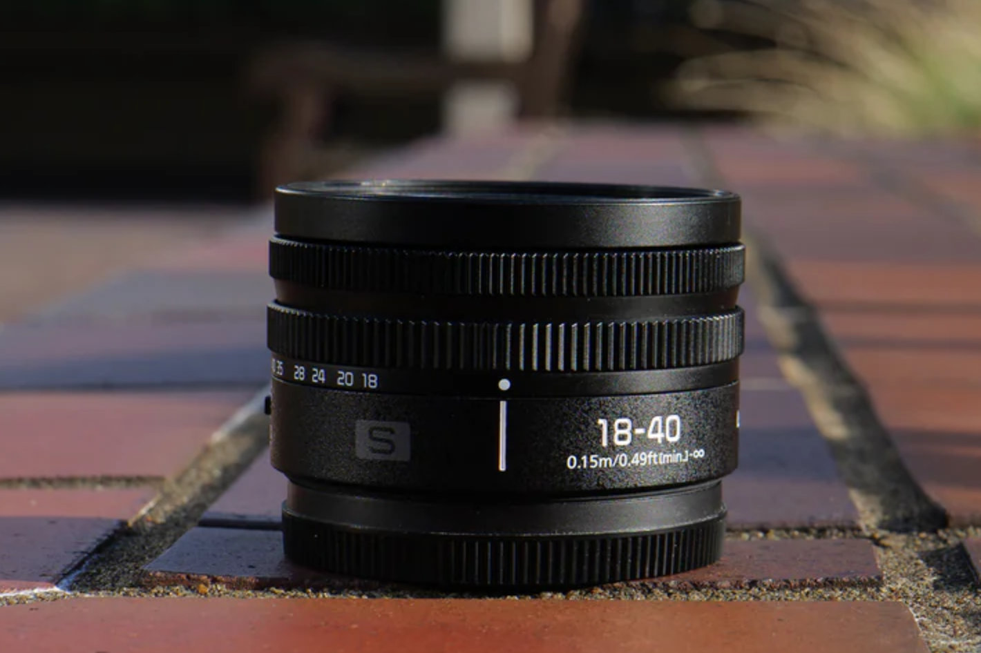 LUMIX S 18-40mm F4.5-6.3 reaches 120mm on the LUMIX S9