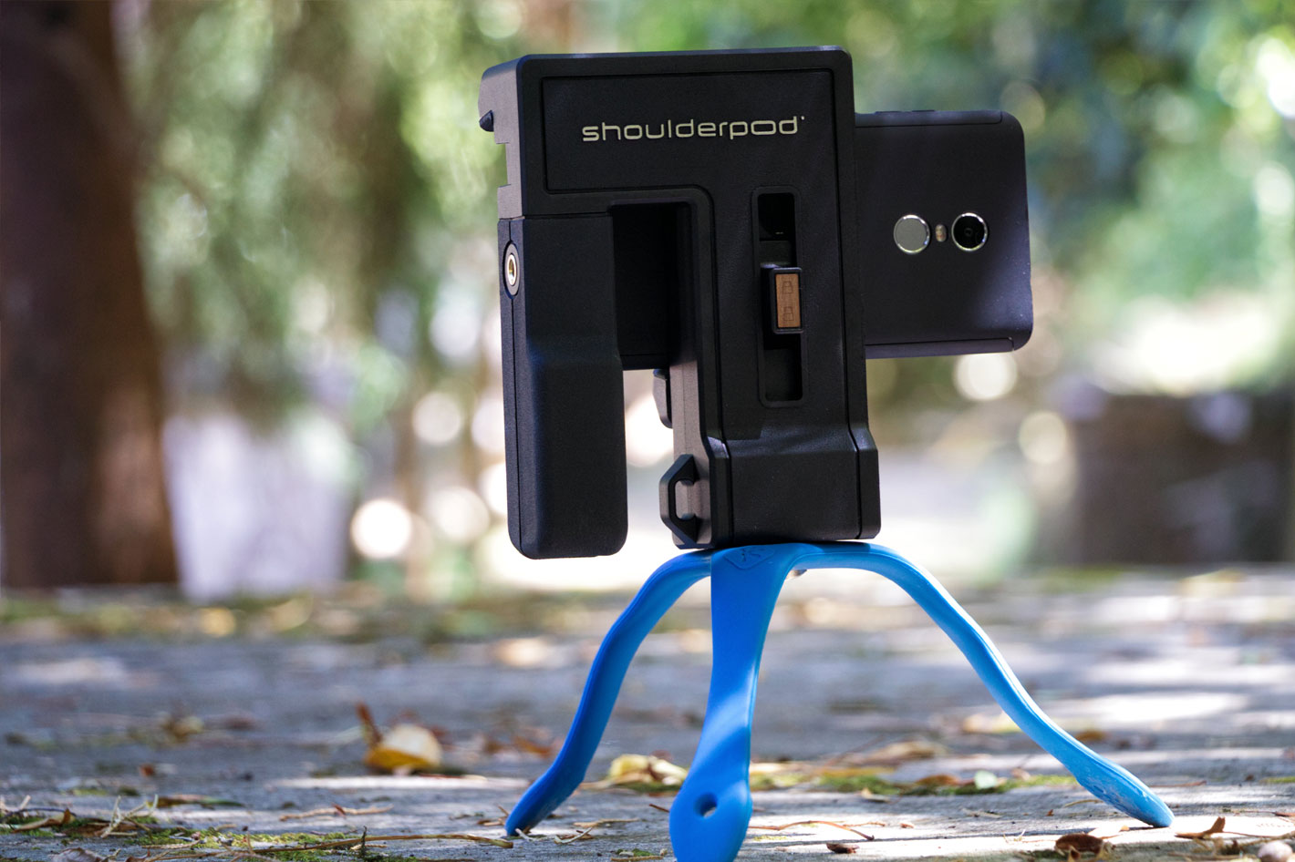 Multifunctional tripod for smartphone video - Shoulderpod T1